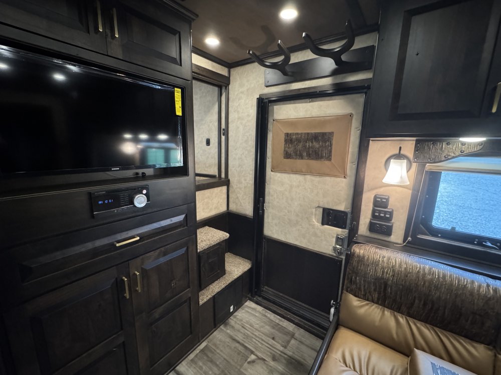 2025 Twister 17'6 Trail Boss LQ 5 Horse Side Load