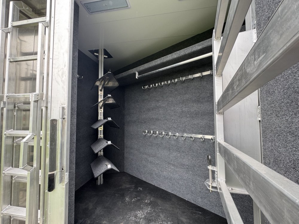 2025 Twister 17'6 Trail Boss LQ 5 Horse Side Load