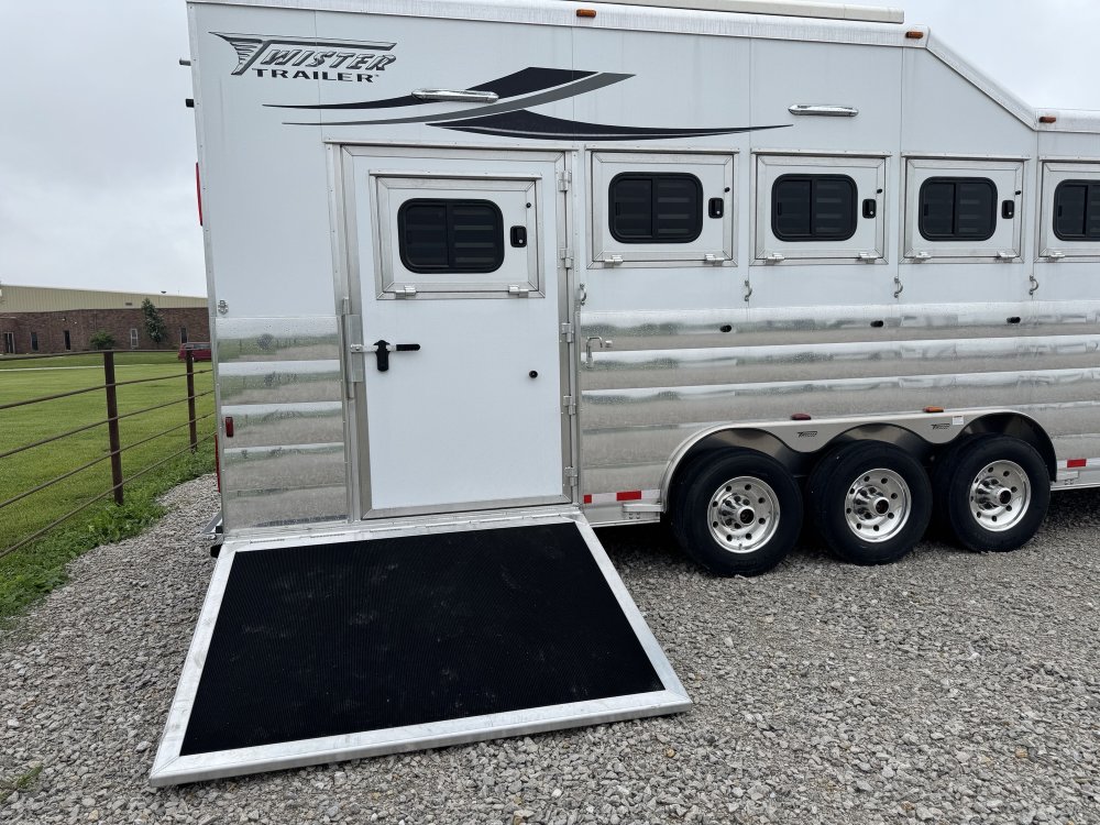 2025 Twister 17'6 Trail Boss LQ 5 Horse Side Load