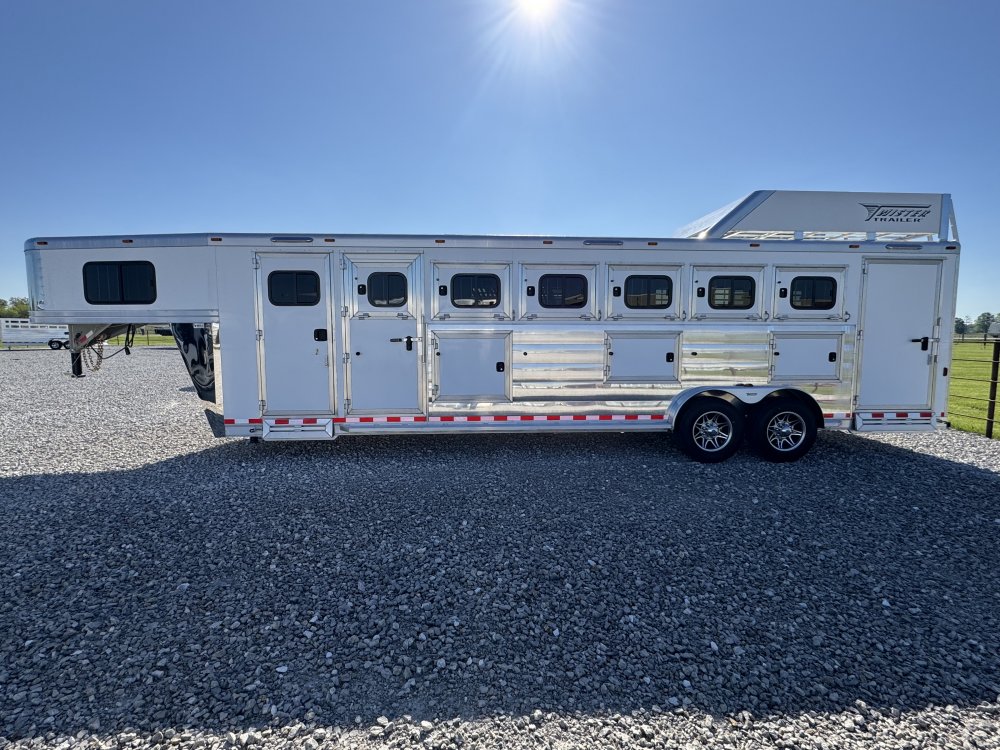 2025 Twister 6 Horse Stock Combo w/ Trainers Tack