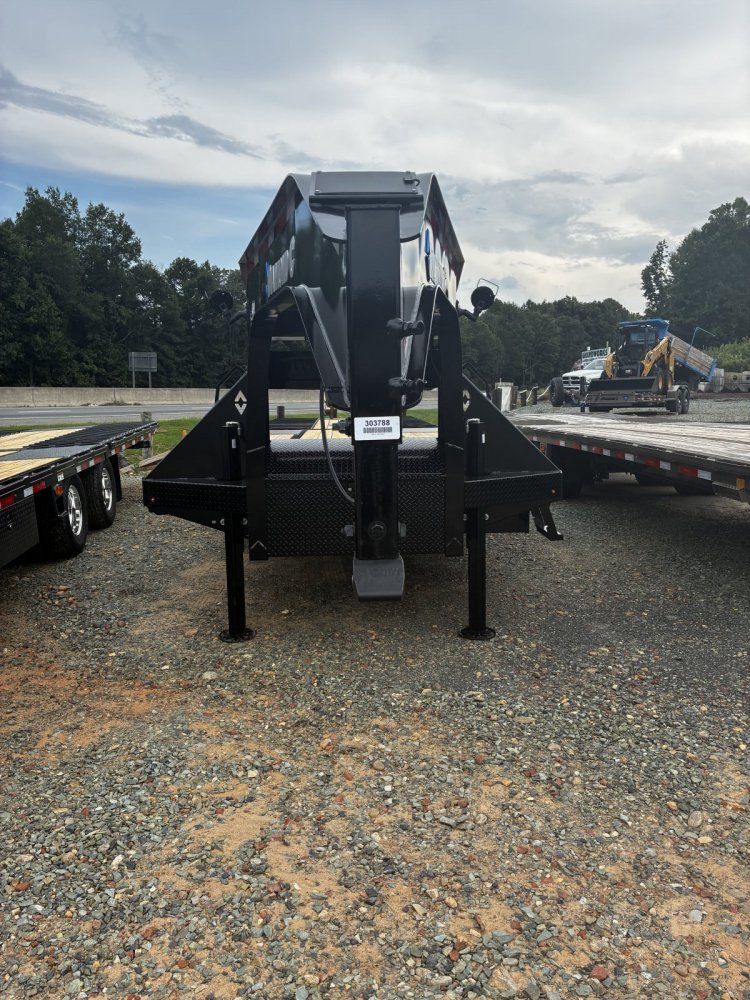 102x30 Diamond C Gooseneck Trailer Diamond C FMAX 212 102x30 25.9K GVWR Black