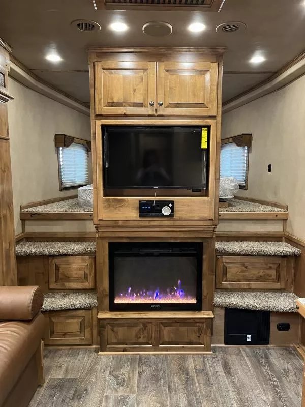 2025 Hart Trailers 4 Horse Slant Trailer w/side load & 15' Trail Boss Interior