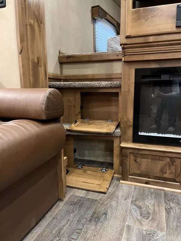 2025 Hart Trailers 4 Horse Slant Trailer w/side load & 15' Trail Boss Interior