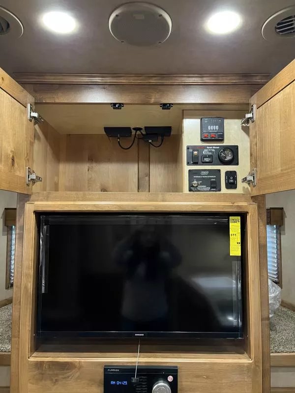 2025 Hart Trailers 4 Horse Slant Trailer w/side load & 15' Trail Boss Interior