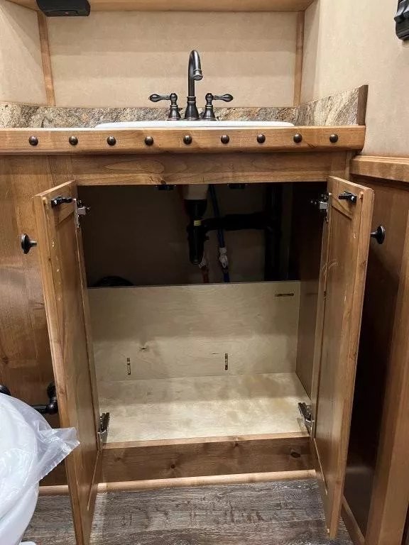 2025 Hart Trailers 4 Horse Slant Trailer w/side load & 15' Trail Boss Interior