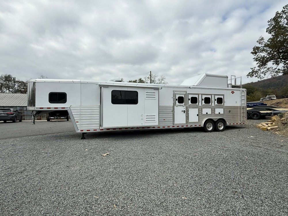 CHRISTMAS SPECIAL! 2025 Hart Trailers 4 Horse Slant Trailer w/side load & 15' Trail Boss Interior