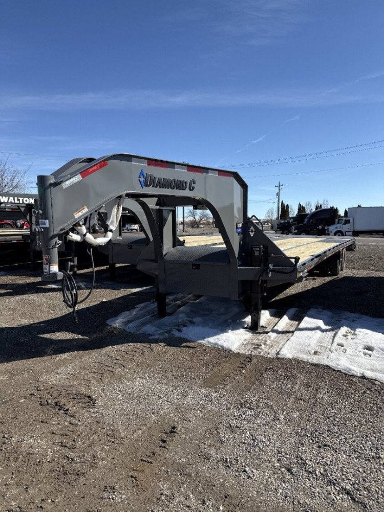 2025 Diamond C Trailers FMAX212-32' MR Equipment Trailer