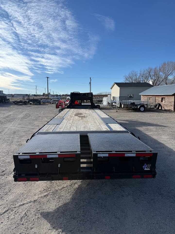 2022 Diamond C FMAX207-30' MR Gooseneck Flatbed