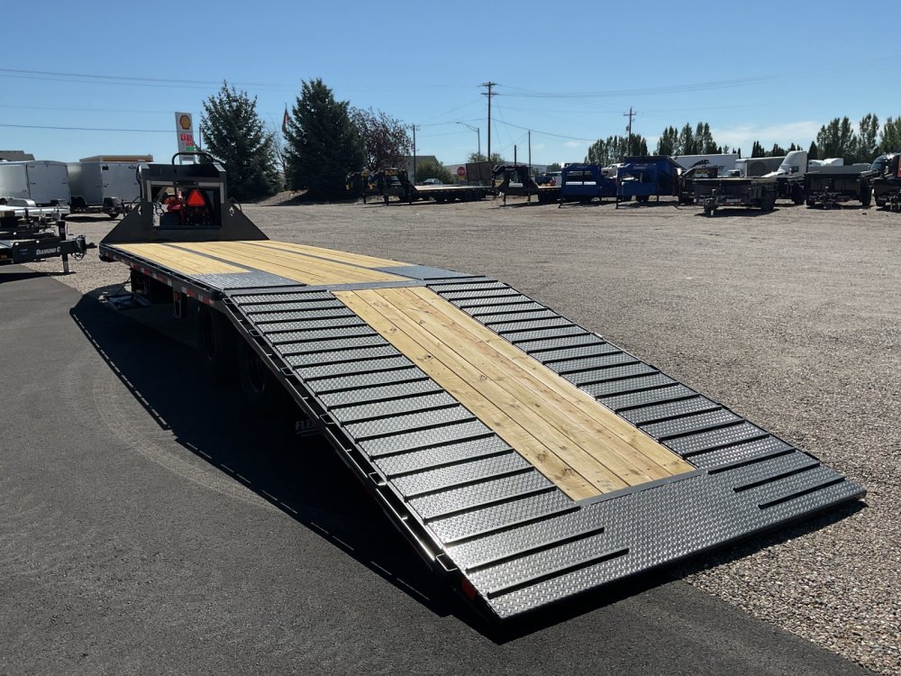 2027 Diamond C FMAX210-32' Hydraulic Dove Tail Gooseneck Flatbed