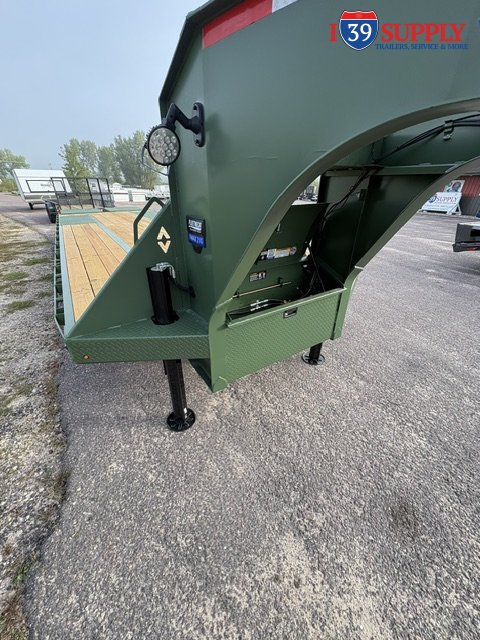 Diamond C Diamond C FMAX 210 Max Ramps 30x102 Gooseneck Trailer