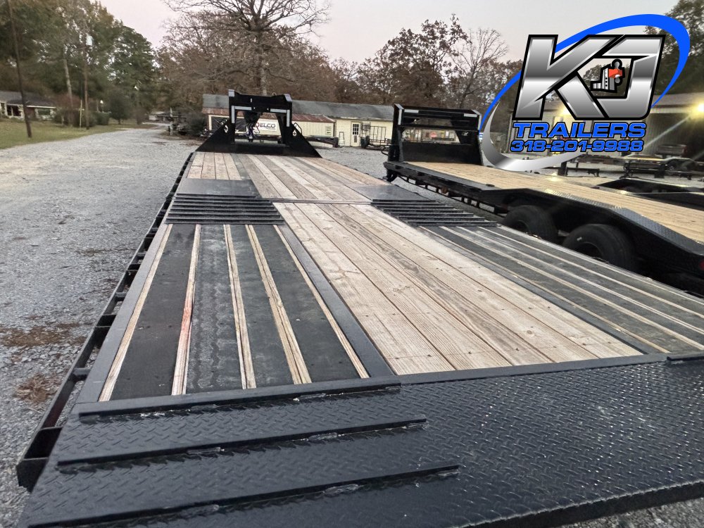 102"x30' Diamond C Gooseneck