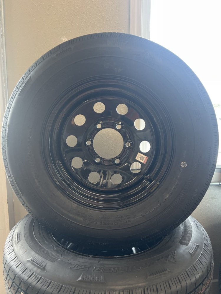 6 LUG 6-5.5 Rainier ST225/75R15E