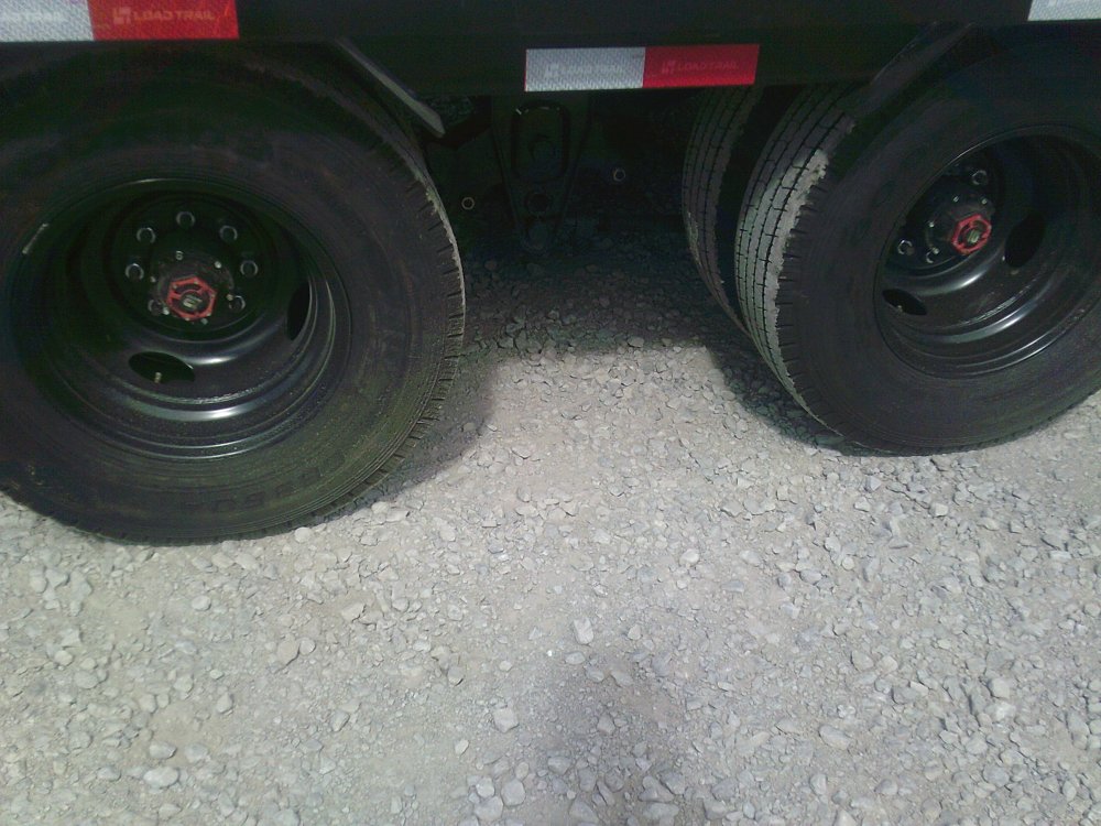102" x 32' Tandem Low-Pro Gooseneck w/Hyd. Dove