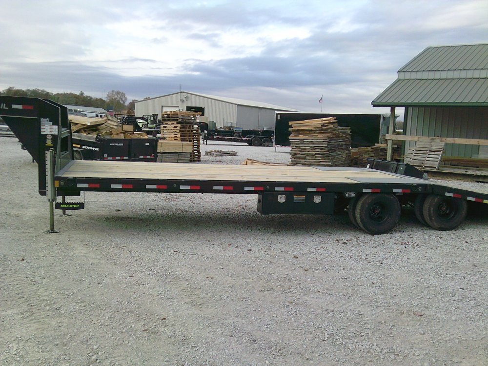 102" x 32' Tandem Low-Pro Gooseneck w/Hyd. Dove