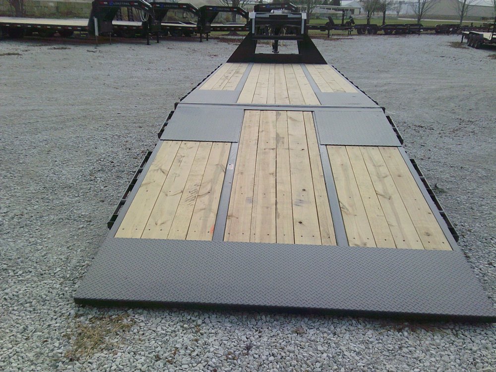 102" x 32' Tandem Low-Pro Gooseneck w/Hyd. Dove