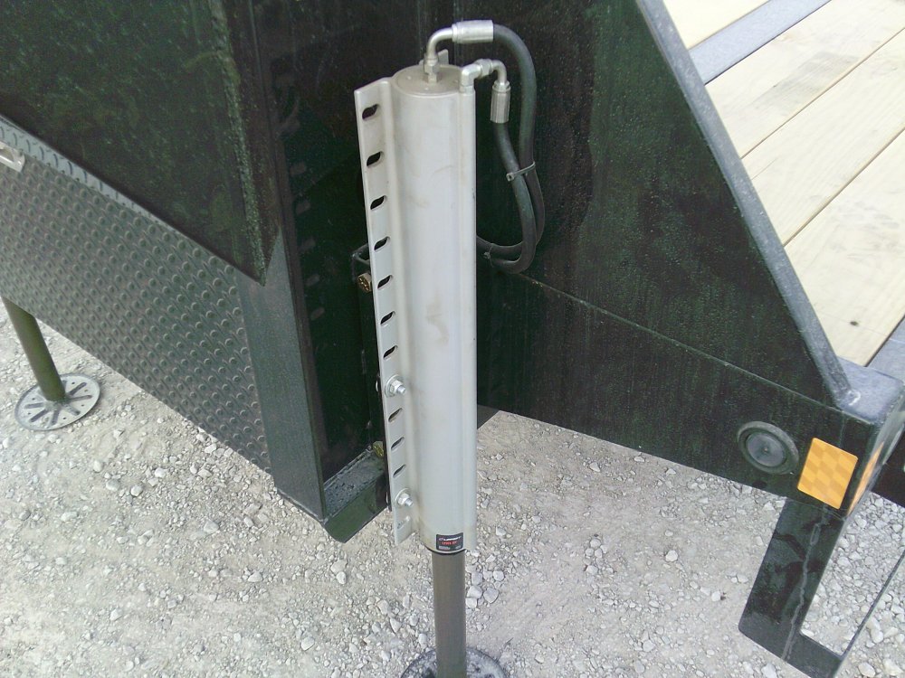 102" x 32' Tandem Low-Pro Gooseneck w/Hyd. Dove