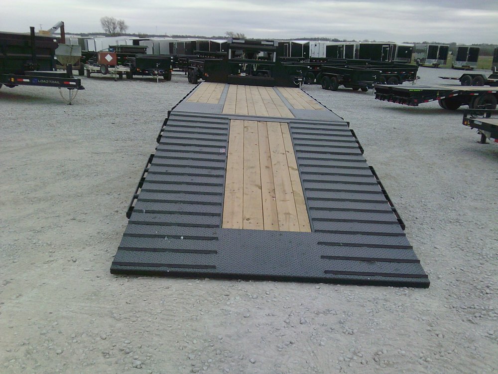 102" x 32' Tandem Low-Pro Gooseneck w/Hyd. Dove