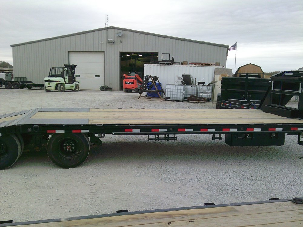 102" x 32' Tandem Low-Pro Gooseneck w/Hyd. Dove