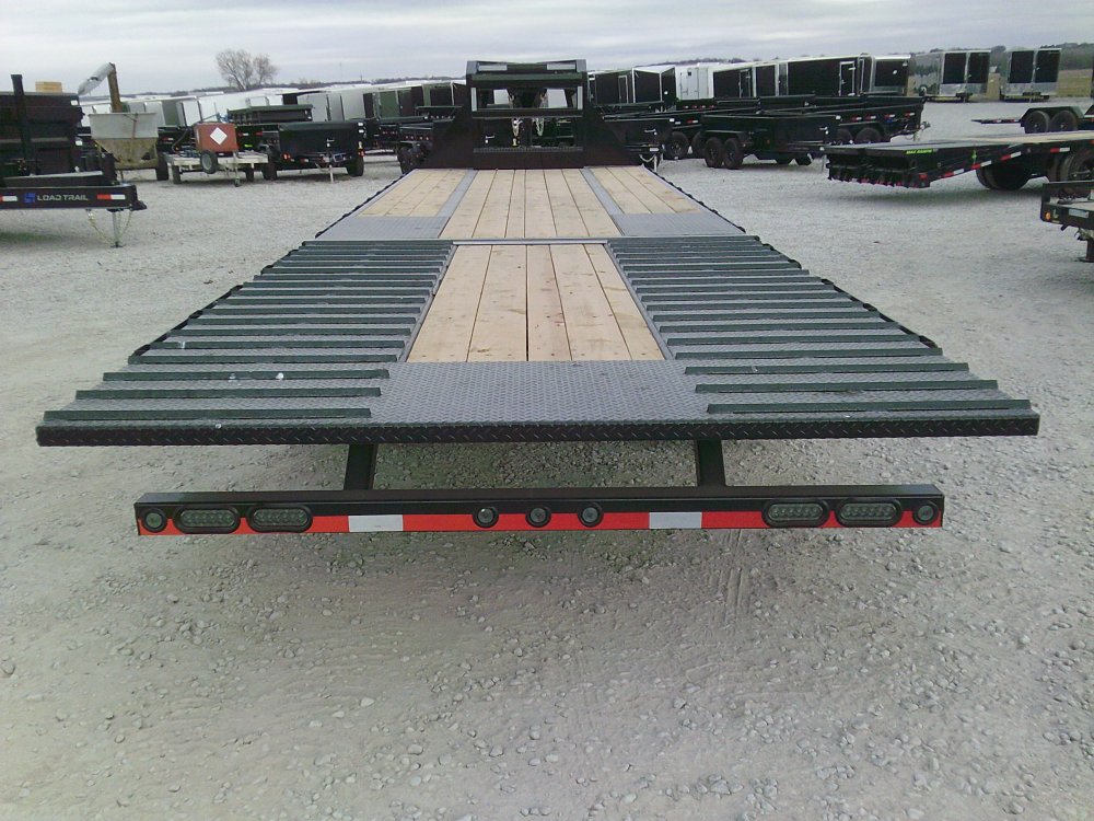 102" x 32' Tandem Low-Pro Gooseneck w/Hyd. Dove