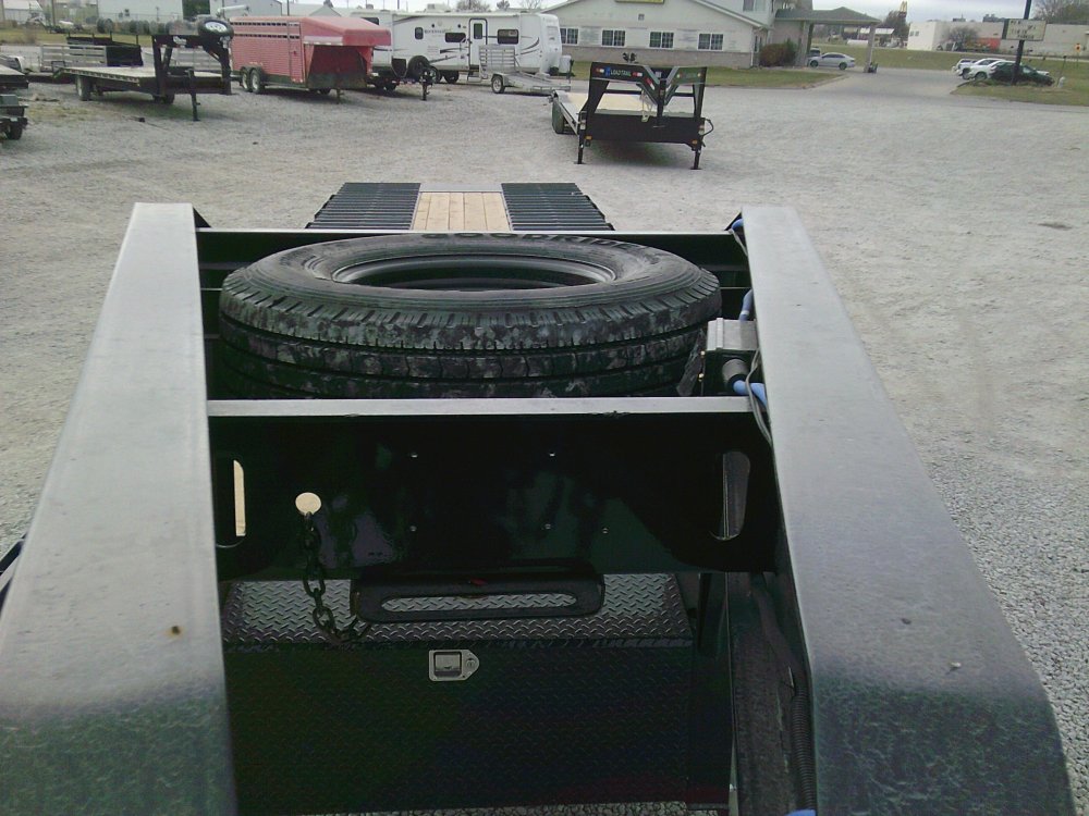 102" x 32' Tandem Low-Pro Gooseneck w/Hyd. Dove