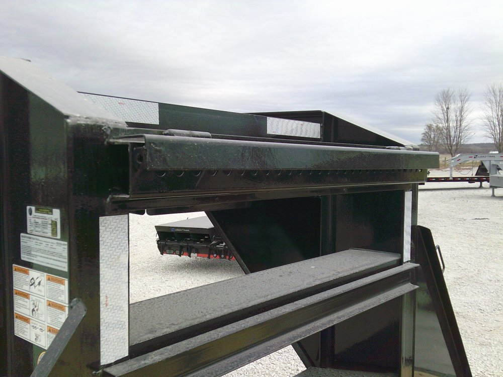 102" x 32' Tandem Low-Pro Gooseneck w/Hyd. Dove