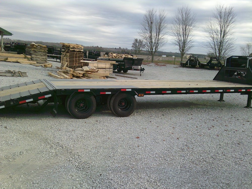 102" x 34' Tandem Low-Pro Gooseneck w/Hyd. Dove