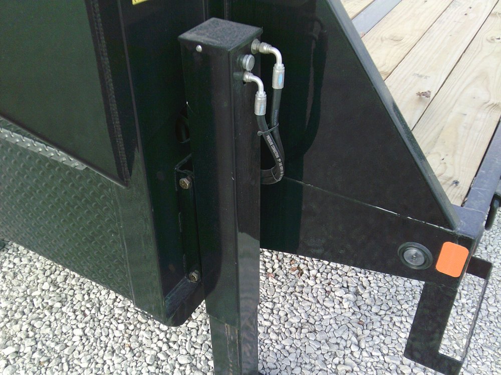 102" x 34' Tandem Low-Pro Gooseneck w/Hyd. Dove