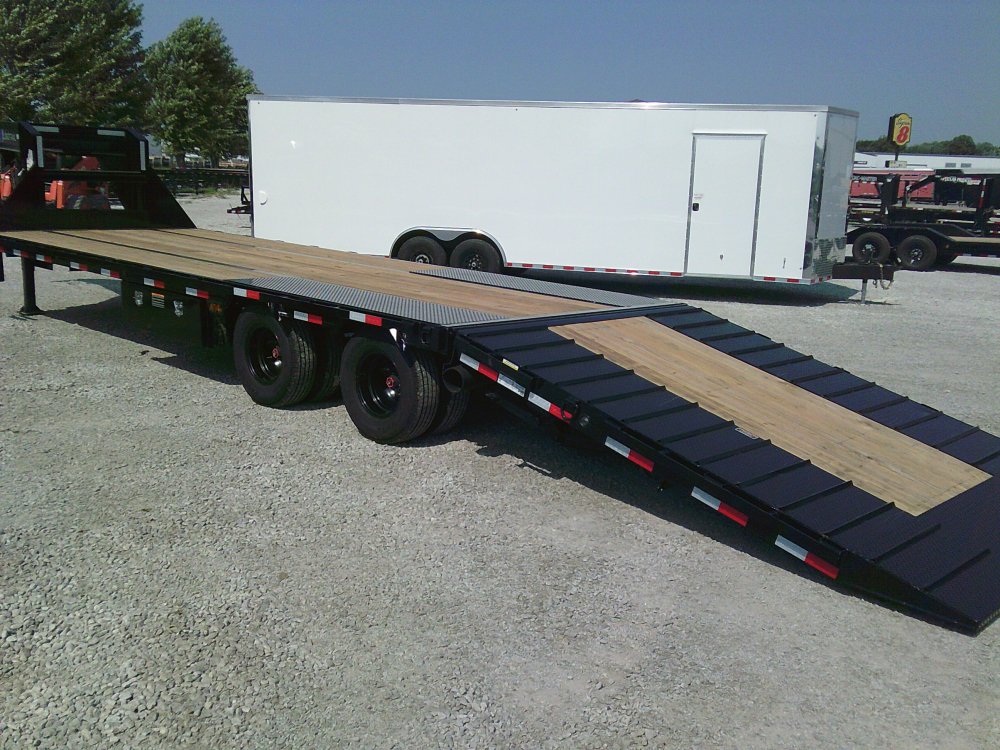 102" x 32' Tandem Low-Pro Gooseneck w/Hyd. Dove -25,900K