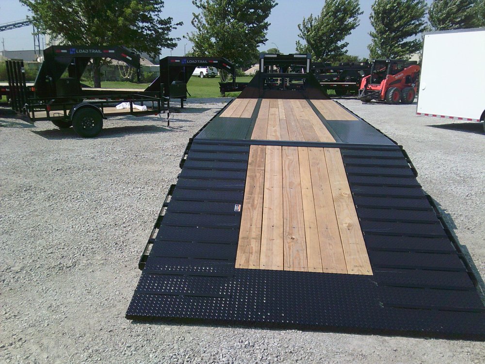 102" x 32' Tandem Low-Pro Gooseneck w/Hyd. Dove -25,900K