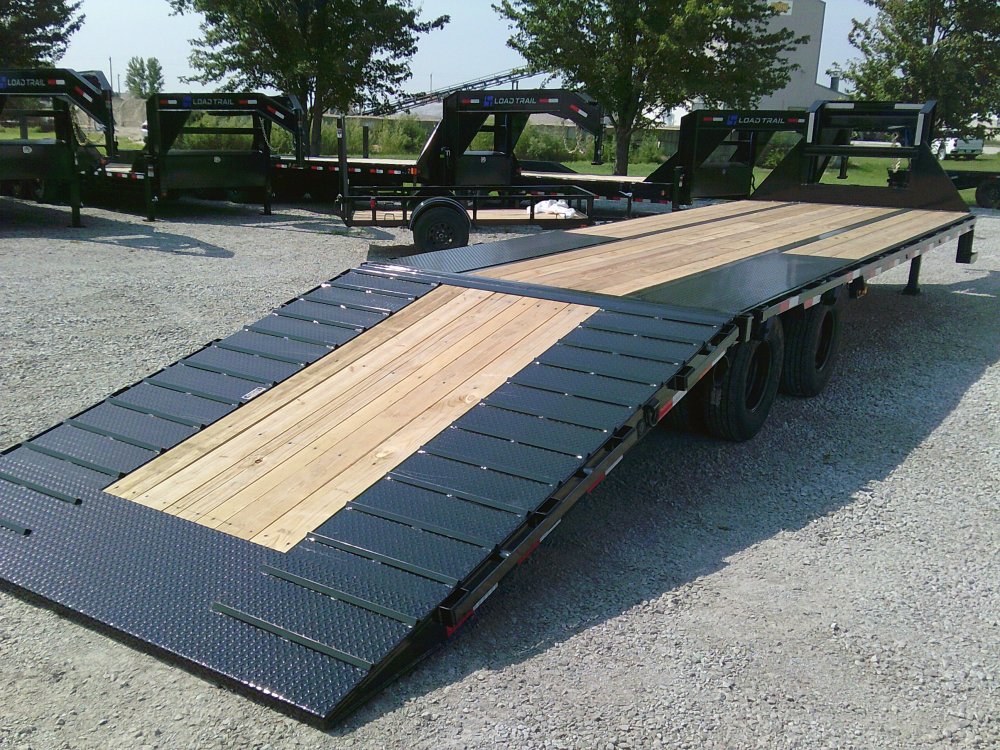 102" x 32' Tandem Low-Pro Gooseneck w/Hyd. Dove -25,900K