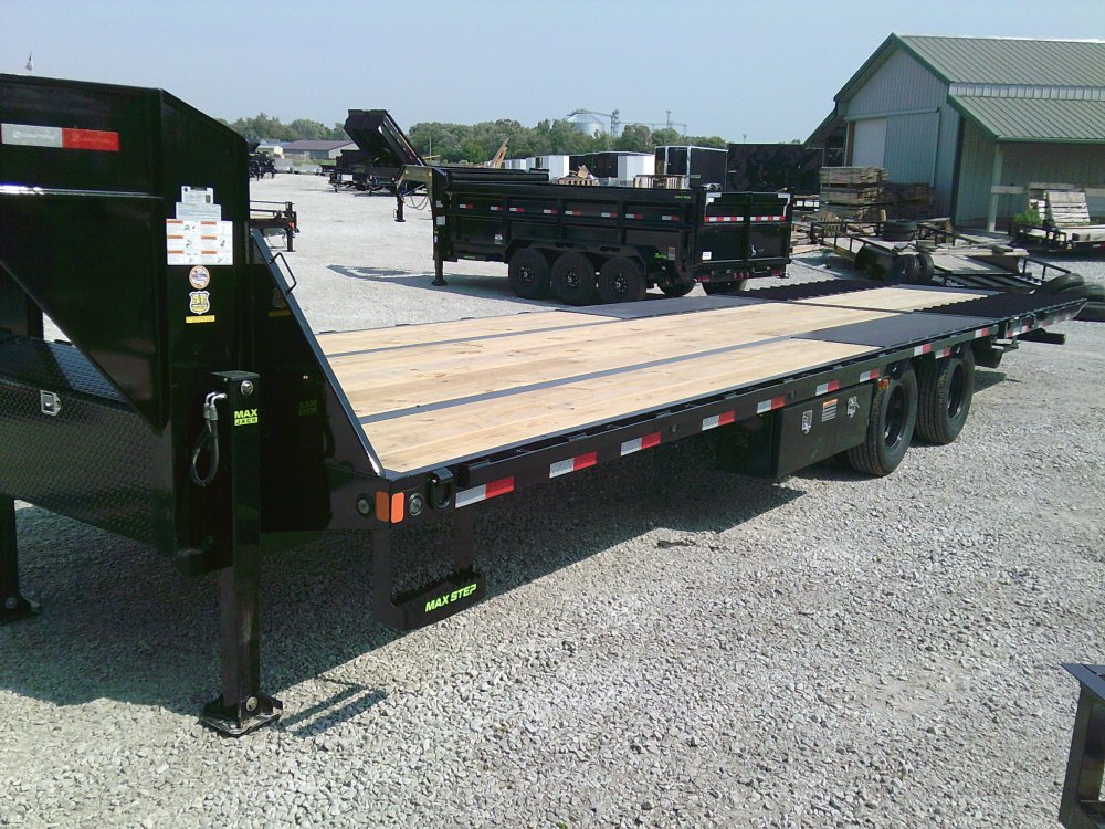 102" x 32' Tandem Low-Pro Gooseneck w/Hyd. Dove -25,900K