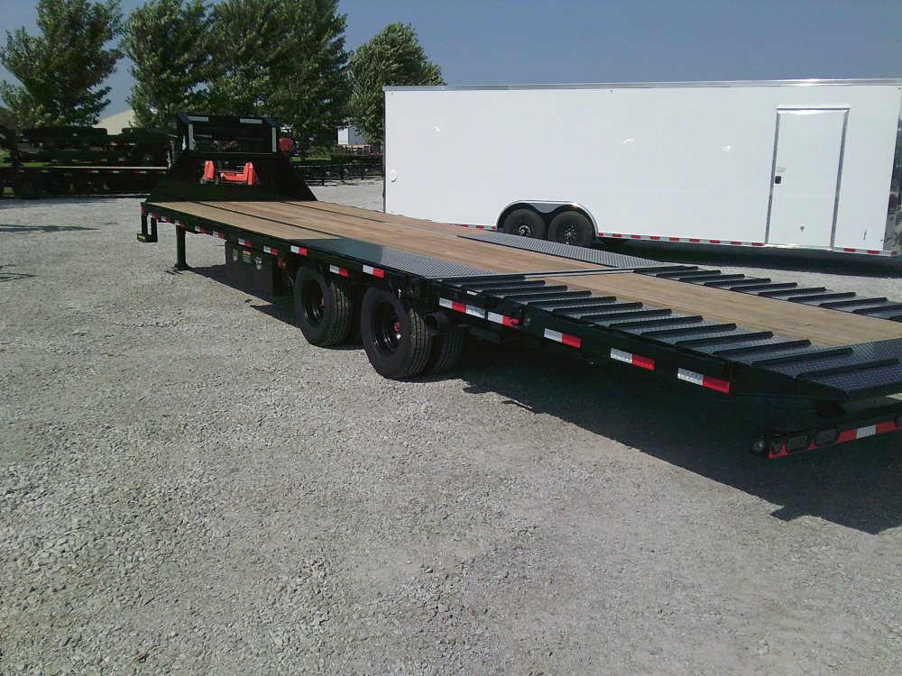 102" x 32' Tandem Low-Pro Gooseneck w/Hyd. Dove -25,900K