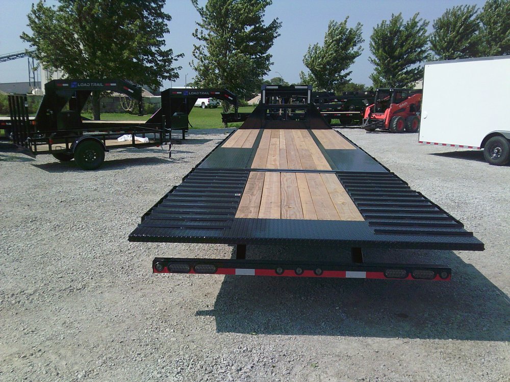 102" x 32' Tandem Low-Pro Gooseneck w/Hyd. Dove -25,900K