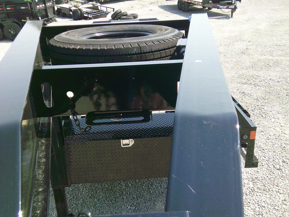 102" x 32' Tandem Low-Pro Gooseneck w/Hyd. Dove -25,900K