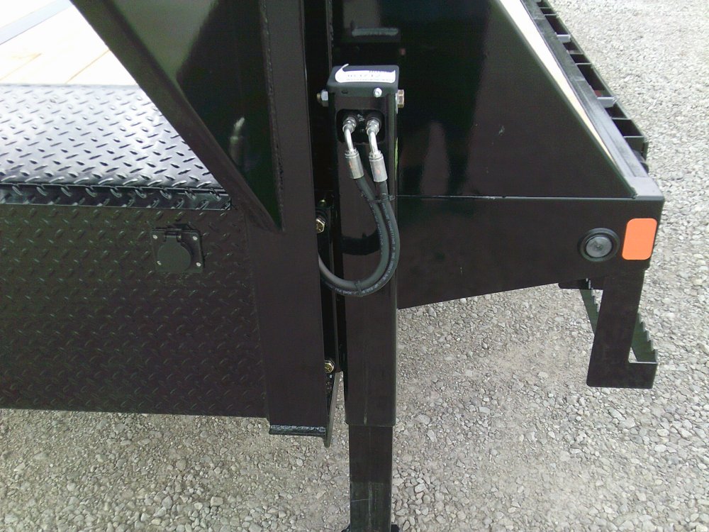 102" x 32' Tandem Low-Pro Gooseneck 25.9K
