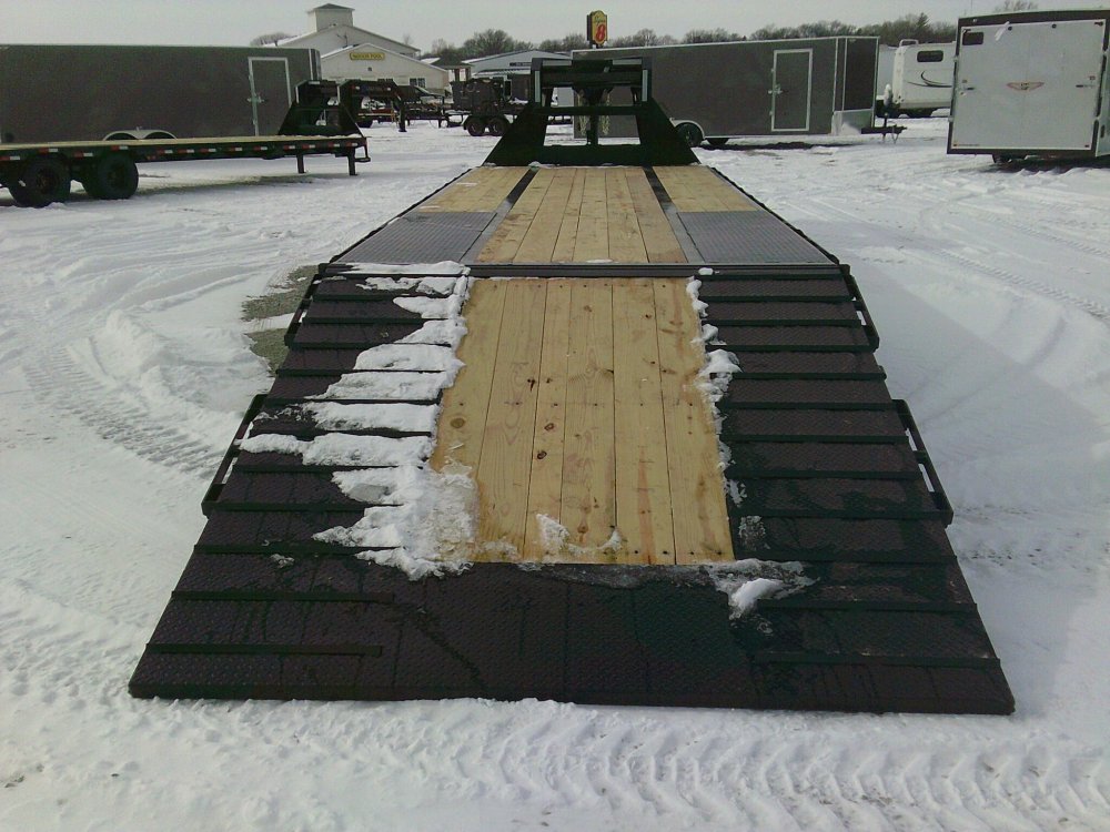 102" X 32' Gooseneck w/Hyd. Dove Trailer 24K