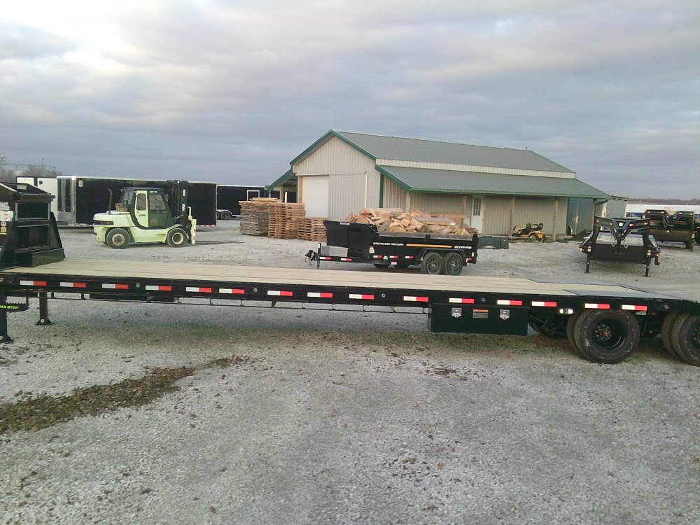 102" x 40' Tandem Low-Pro Gooseneck w/Hyd. Dove Under Frame Bridge & Pipe Bridge