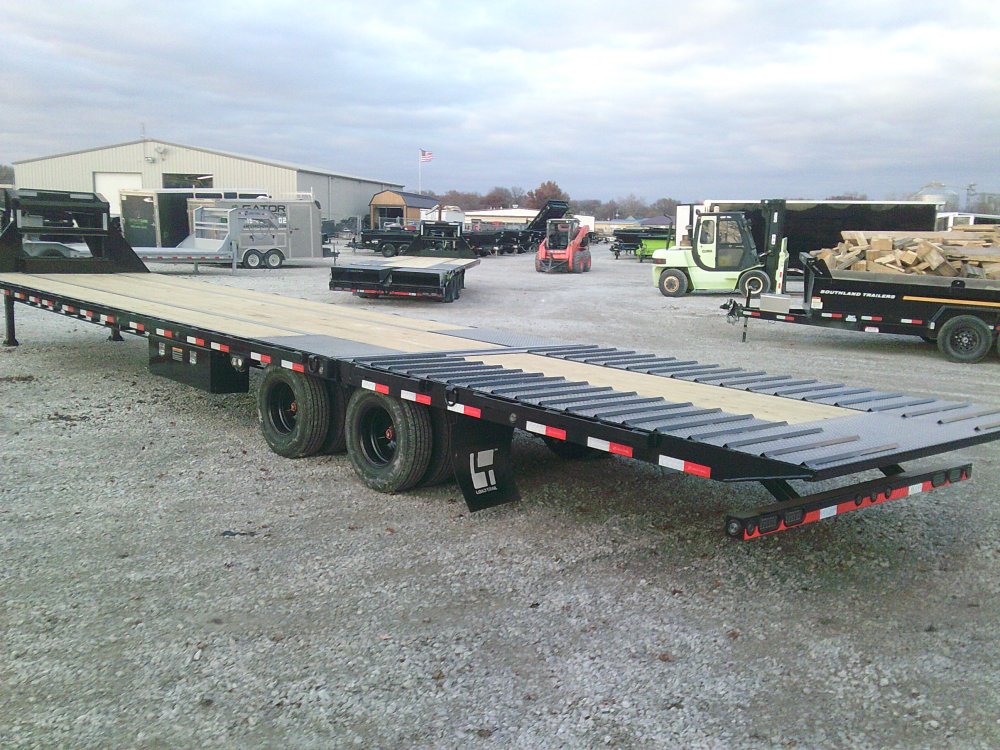 102" x 40' Tandem Low-Pro Gooseneck w/Hyd. Dove Under Frame Bridge & Pipe Bridge