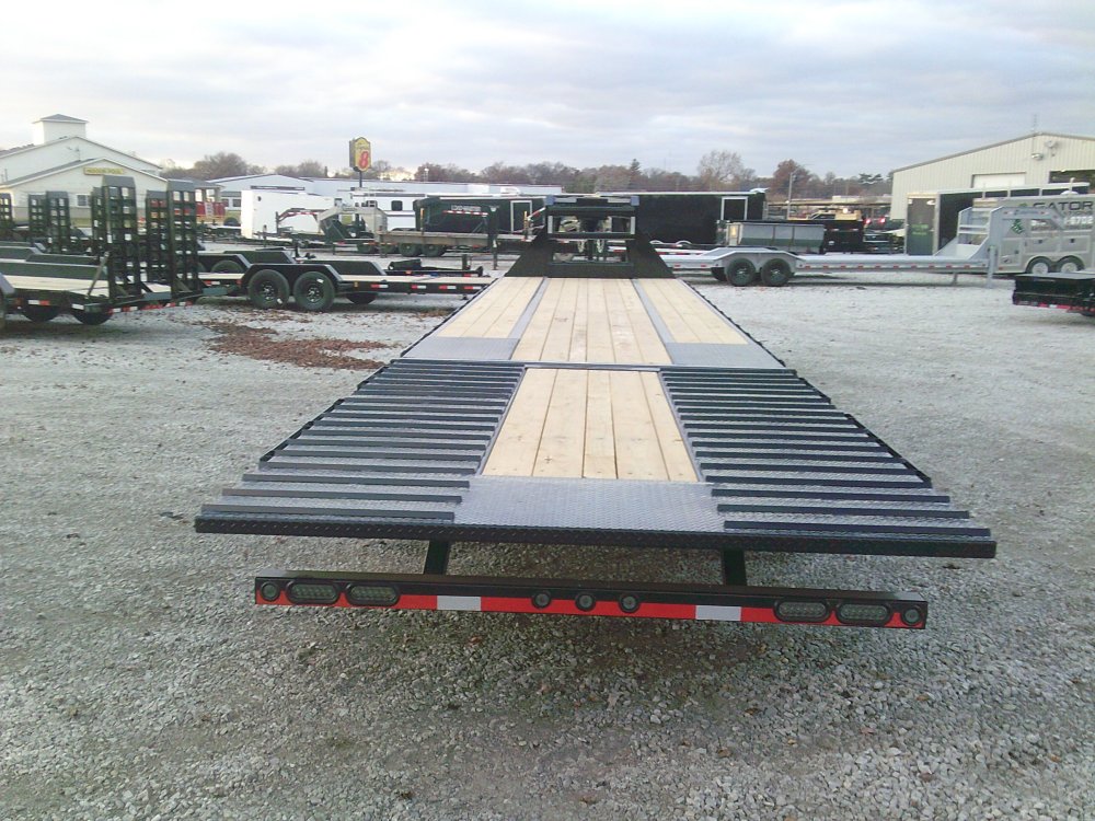 102" x 40' Tandem Low-Pro Gooseneck w/Hyd. Dove Under Frame Bridge & Pipe Bridge