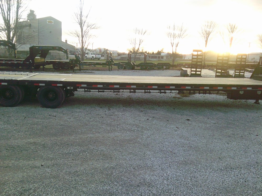 102" x 40' Tandem Low-Pro Gooseneck w/Hyd. Dove Under Frame Bridge & Pipe Bridge