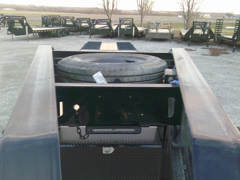 102" x 40' Tandem Low-Pro Gooseneck w/Hyd. Dove Under Frame Bridge & Pipe Bridge