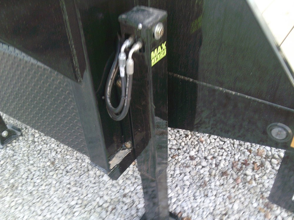 102" x 40' Tandem Low-Pro Gooseneck w/Hyd. Dove Under Frame Bridge & Pipe Bridge