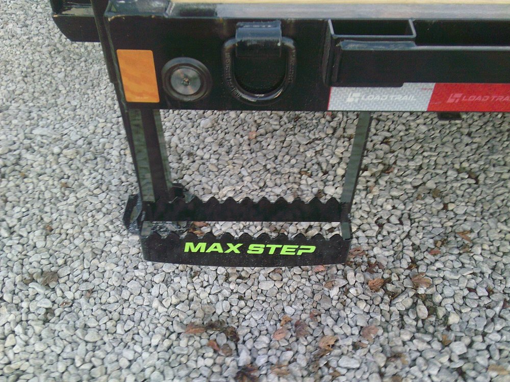 102" x 40' Tandem Low-Pro Gooseneck w/Hyd. Dove Under Frame Bridge & Pipe Bridge