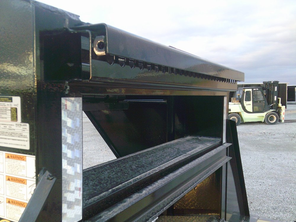 102" x 40' Tandem Low-Pro Gooseneck w/Hyd. Dove Under Frame Bridge & Pipe Bridge