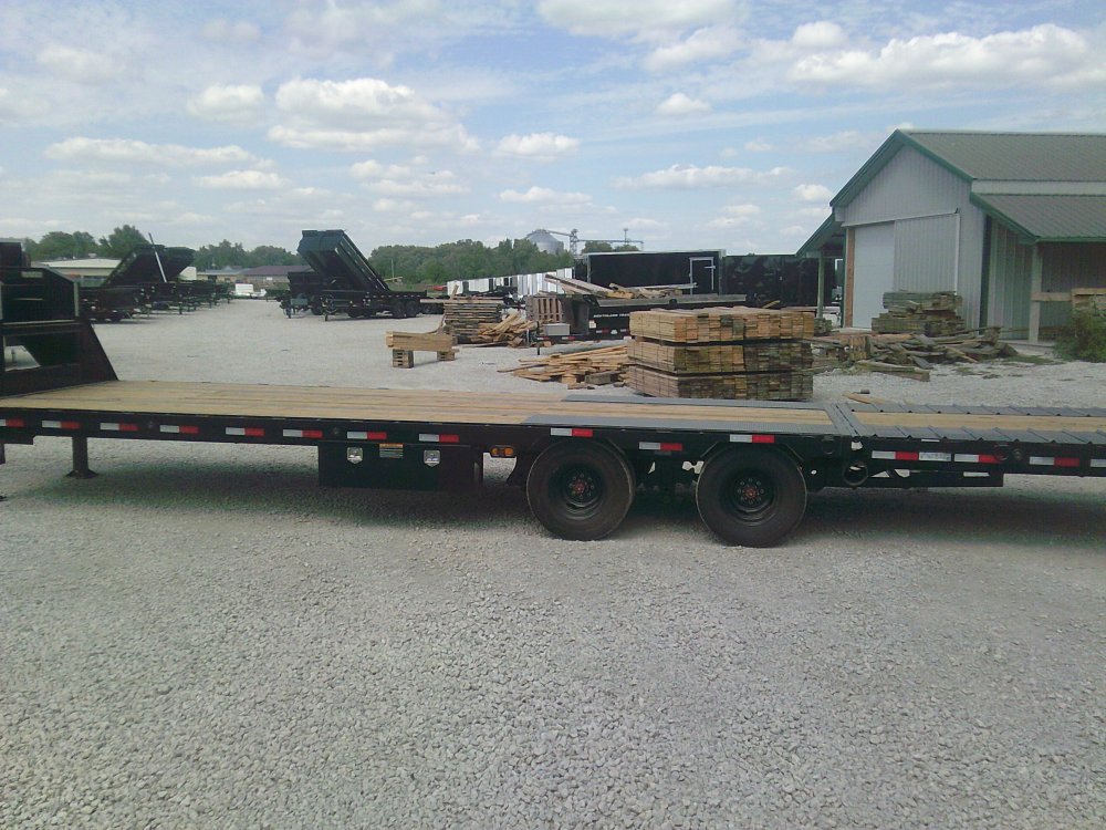 102" x 32' Tandem Low-Pro Gooseneck w/Hyd. Dove -24K