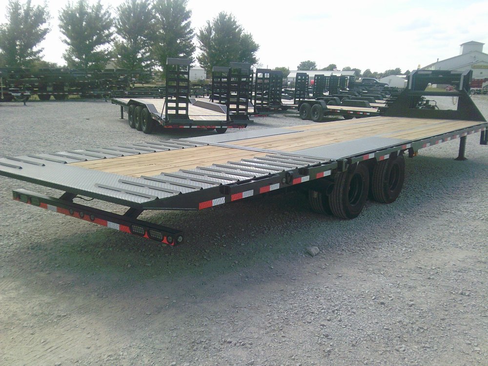 102" x 32' Tandem Low-Pro Gooseneck w/Hyd. Dove -24K