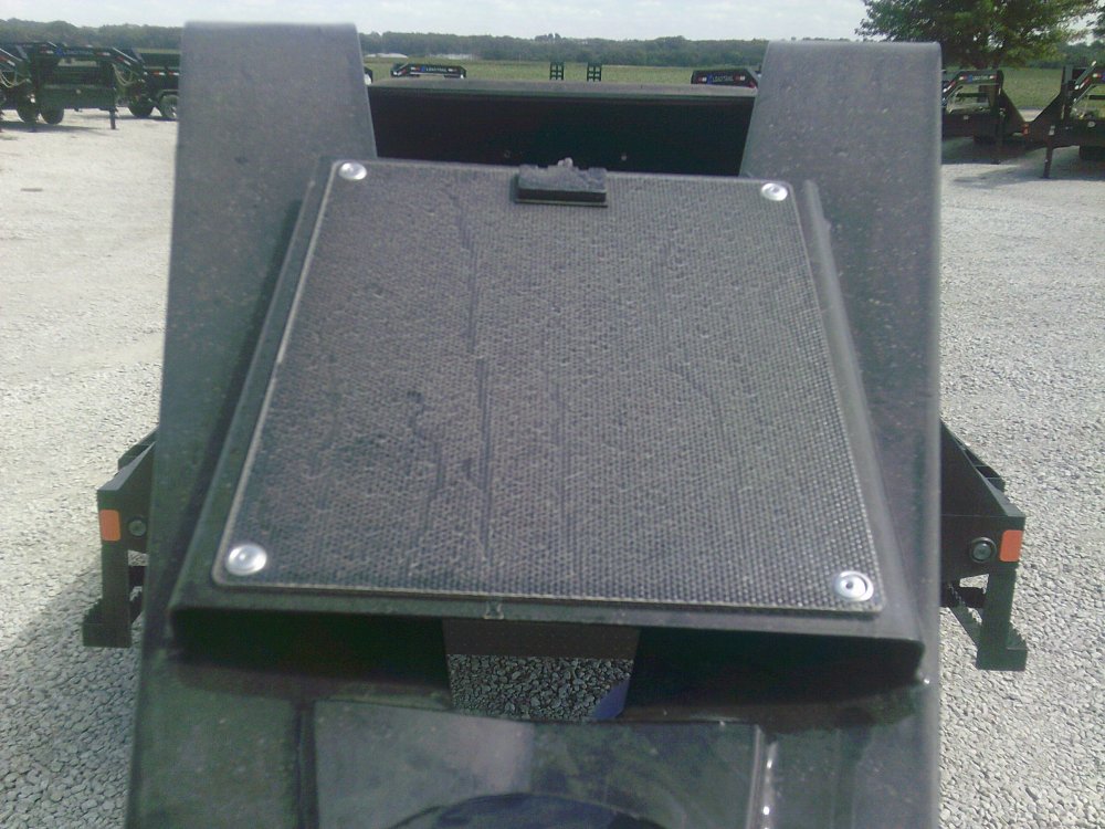 102" x 32' Tandem Low-Pro Gooseneck w/Hyd. Dove -24K