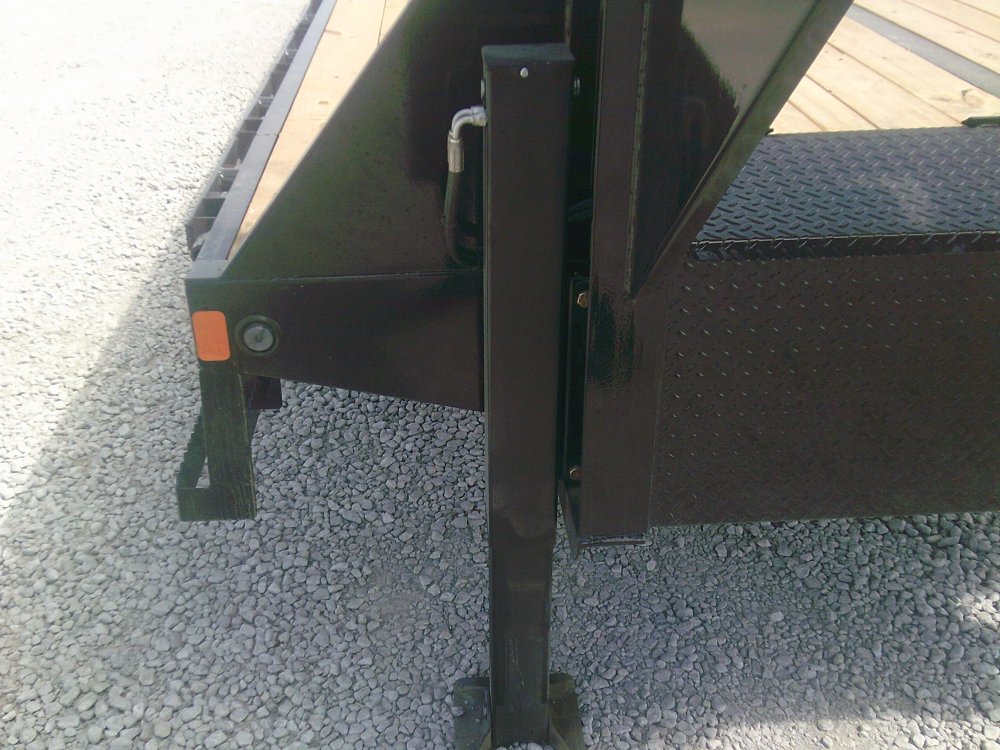 102" x 32' Tandem Low-Pro Gooseneck w/Hyd. Dove -24K