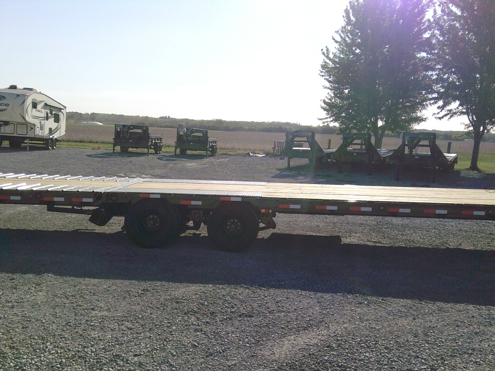 102" x 34' Tandem Low-Pro Gooseneck w/Hyd. Dove