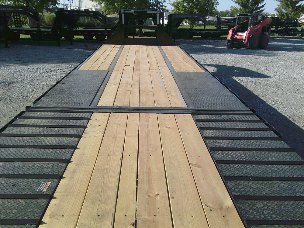 102" x 34' Tandem Low-Pro Gooseneck w/Hyd. Dove